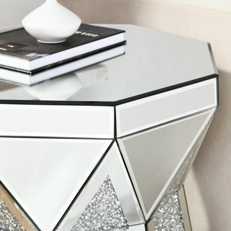 Table carrée de luxe avec surface en miroir, ajoutant du glamour à la table de salon en verre argenté, rehaussant le design intérieur