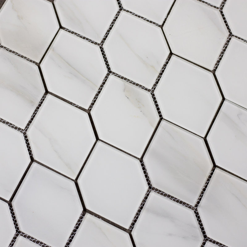 Carreau de mosaïque en verre nid d'abeille 4 po x 5 po Tuscan Design, Blanc Calacatta / filons gris