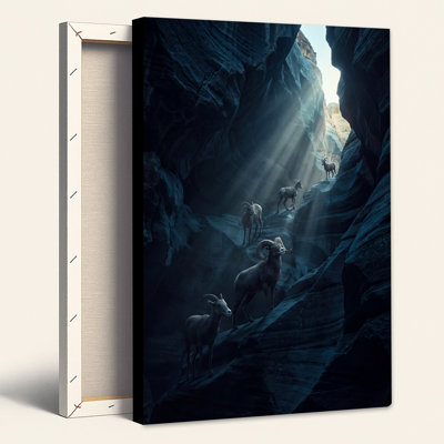 Mouflon d'Amérique dans un canyon bleu profond baigné de rayons de soleil - Tableau sur toile