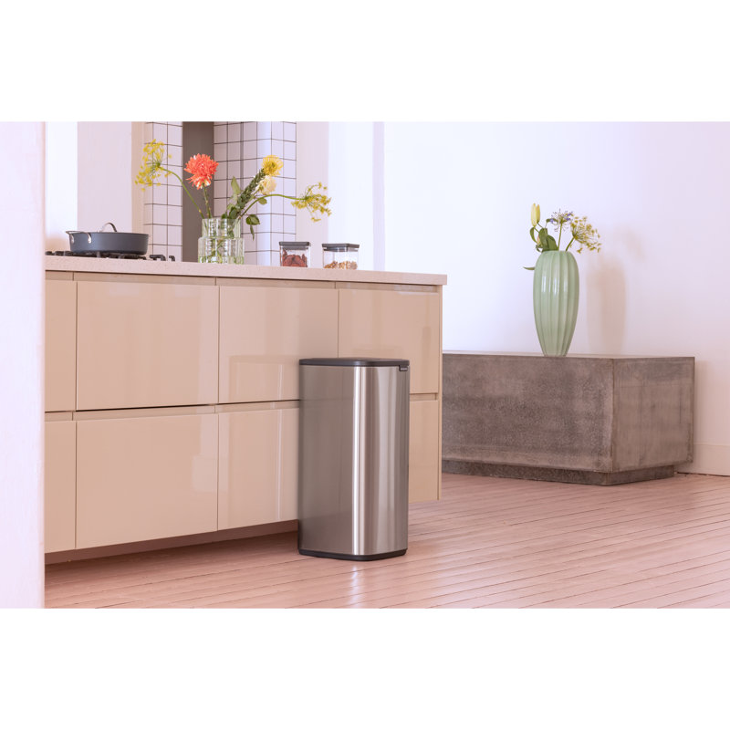 Poubelle Bo Touch, 8 gallons (30 litres), Résistant aux empreintes digitales en acier mat