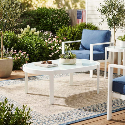 Table basse moderne d'extérieur ovale avec plateau en verre trempé, structure en aluminium blanc, résistante aux intempéries pour la cour, la terrasse et le bord de la piscine