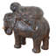 Bébé moine sur éléphant