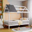 Lit simple, maison en bois avec clôture-12341467