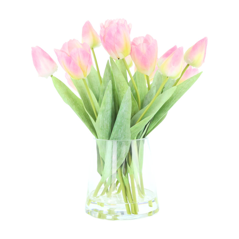 Tulipes disposées dans un vase en verre