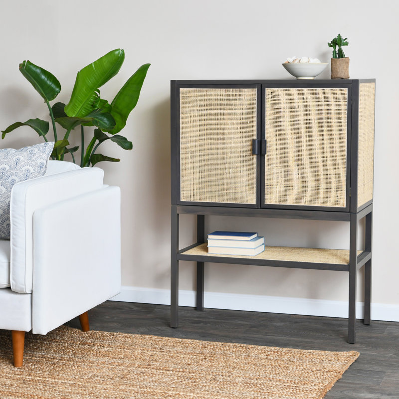 Armoire Boho en rotin et bois tissé avec 2 portes, 1 tablette et 4 compartiments de rangement intérieurs, Gris foncé
