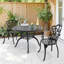 Ensemble de salle à manger bistro 3 pièces en fonte d'aluminium, table ronde de 100 cm avec trou pour parasol et 2 fauteuils avec coussins beiges-399688048