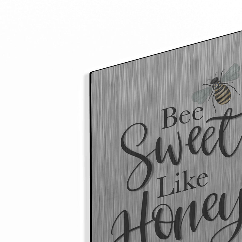 «Bee Sweet Like Honey» par Lisa Larson, H 16 po x l 12 po