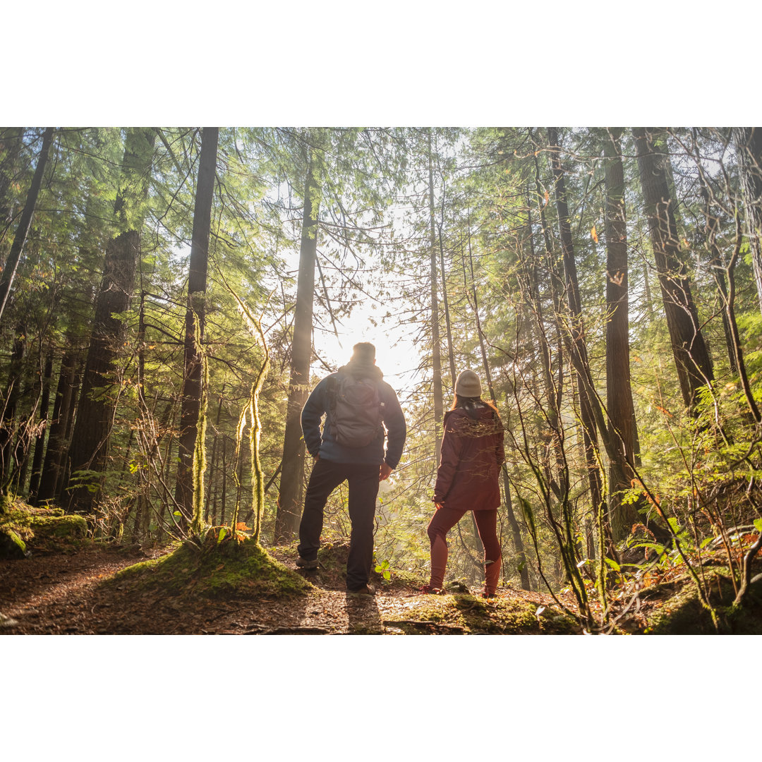 Mann und Frau wandern