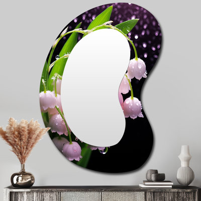 Miroir mural rose aux formes asymétriques