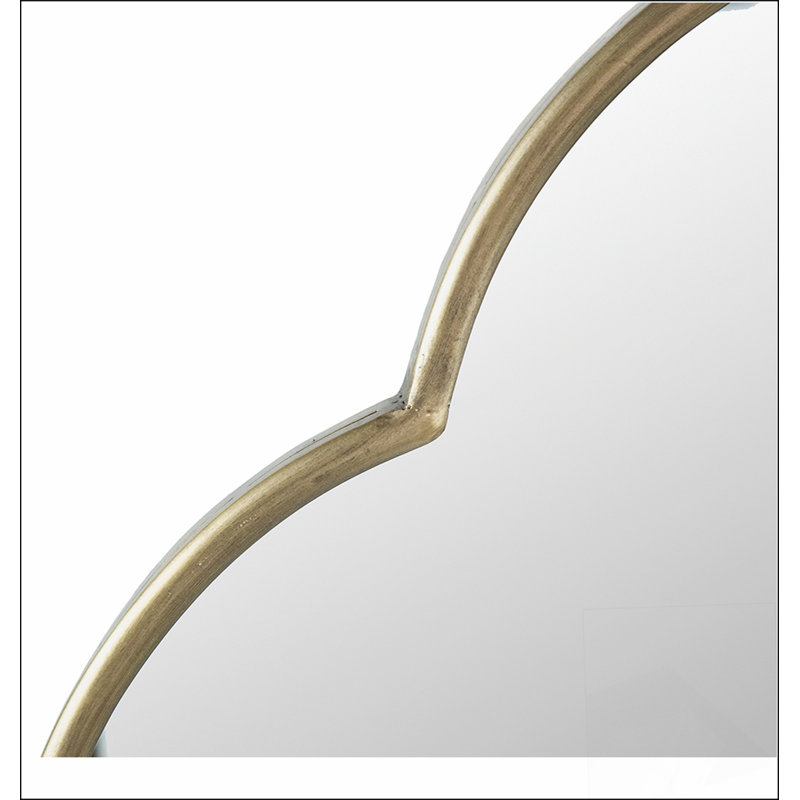 Miroir mural champagne doré avec bords entaillés, parfait pour améliorer l'esthétique et la luminosité de la pièce