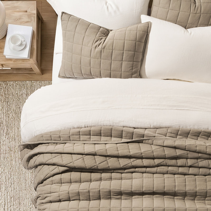 Ensemble de courtepointe EverGrace, Courtepointe pour lit grand + deux taies décorati, Taupe pâle