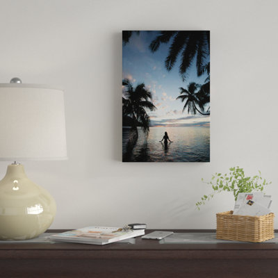 « femme qui se trouve dans l’océan pacifique au coucher du soleil, moorea, tahiti, french polynésie ii », reproduction de photo sur toile
