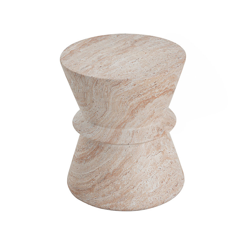 Table d'appoint d'extérieur en béton léger avec finition en travertin et silhouette de sablier pour une utilisation polyvalente.