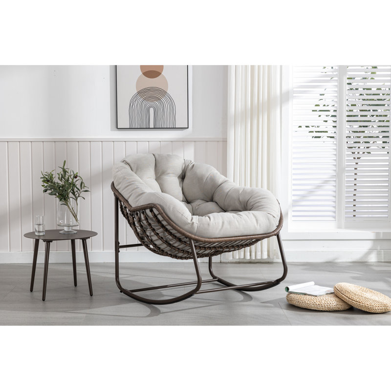 Chaise berçante confortable et spacieuse pour le jardin ou le salon - Coussin beige moelleux