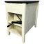 Table de chevet Style avec installation de charge. Polyvalent et fonctionnel pour la table de bout de chambre à coucher. Décoration spacieuse et élégante