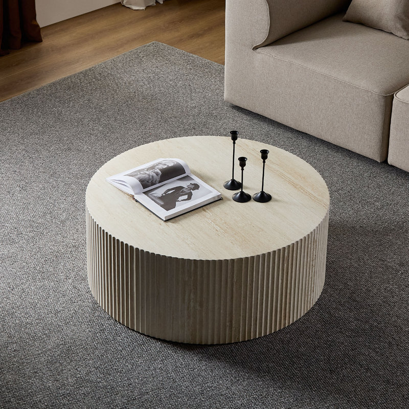 Table basse en faux travertin avec motif en relief accrocheur