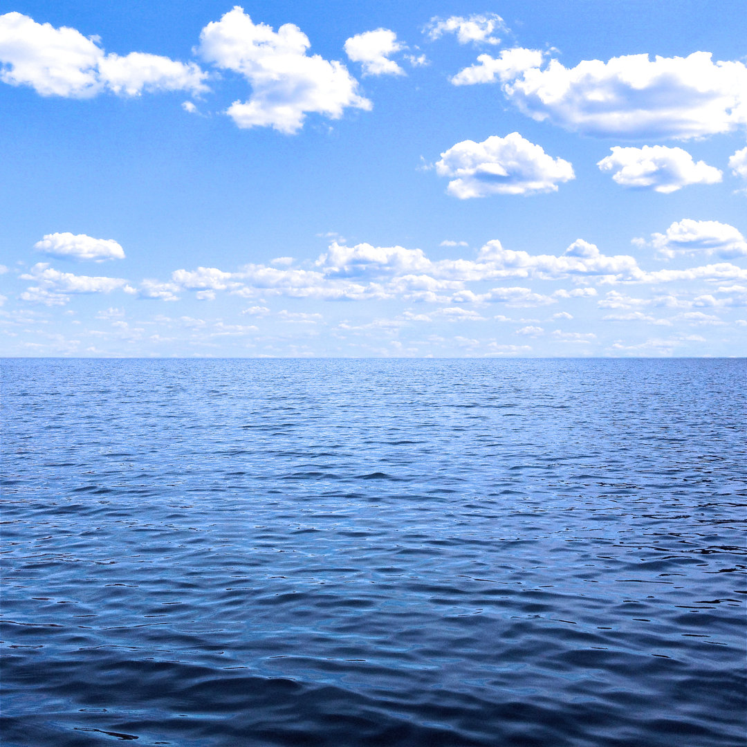 Meer und Himmel am Horizont über Wasser