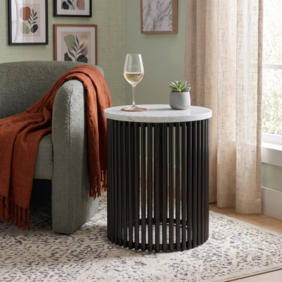 Table de bout industrielle en marbre véritable Demy l 18 po avec base en lattes de métal, assemblée