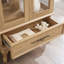 Vitrine élégante et sophistiquée avec tablettes réglables en verre, présentoir lumineux et grand espace de rangement-898359719