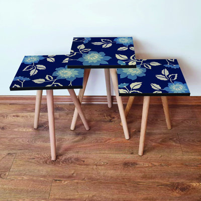 Ensemble de 3 tables gigognes modernes avec pieds en bois de hêtre, bleu marine et beige | 100% panneau de fibres à densité moyenne, tailles: grand 13,8 po x 20,5 po x 13,8 po, moyen 13,8 po x 18,5 po x 13,8 po, petit 13,8 po x 16,5 po x 13,8 po | Élégant et fonctionnel pour le salon et le bureau