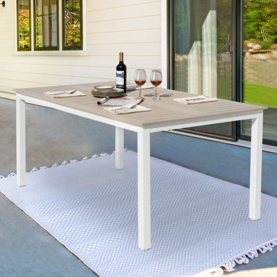  Table de patio pour l'extérieur avec trou pour parasol, table de salle à manger rectangulaire d'extérieur 63 po x 37 po pour 6 tables résistantes aux intempéries pour le jardin, la terrasse, la cour, le bord de la piscine, brun clair