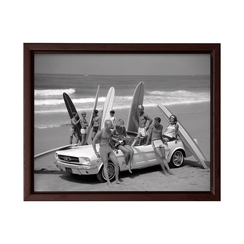 Amis s'amusant sur la plage, Black Framed, Poster, 12"H x 16"W