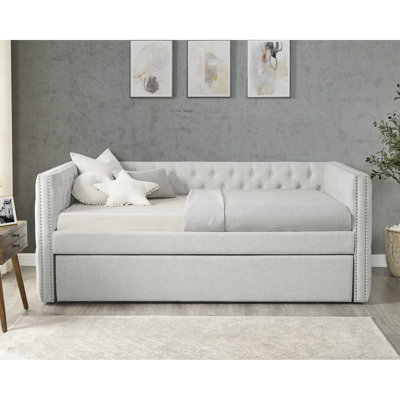 Très beau lit de jour intérieur avec une taie d'oreiller et une paire de draps gracieux