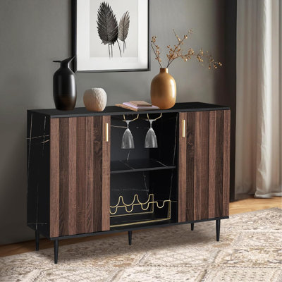 Armoires de bar modernes GIA avec porte à panneau cannelée en noyer et support à vin pour le salon et la salle à manger