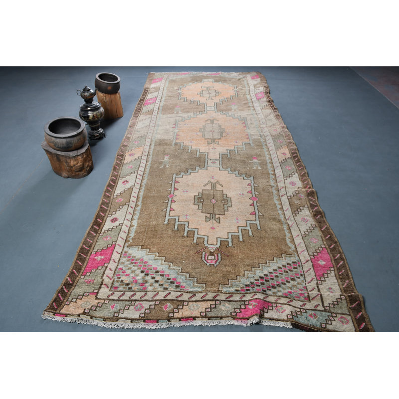 Tapis turc rétro dans des tons terreux et des accents avec des motifs bohémiens et géométriques brun / orange
