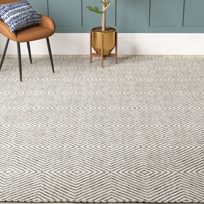 Tapis en laine ivoire et noir à motif géométrique de losanges touffeté et fabriqué à la main Azarian