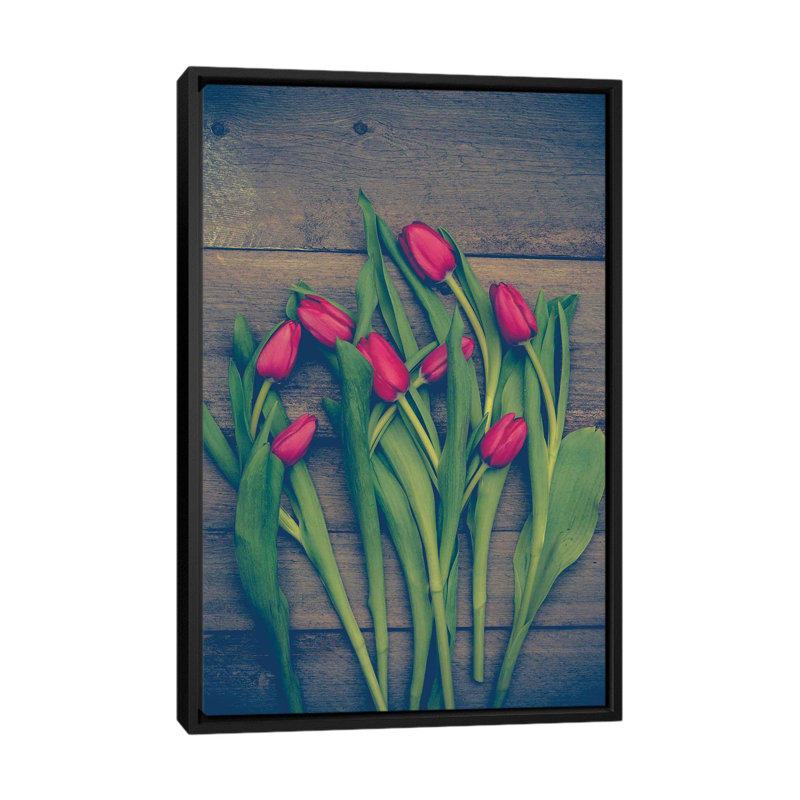 « red tulipes », impression sur toile, H 26 po x l 18 po x P 1,5 po, Toile encadrée noire, Pas de tapis