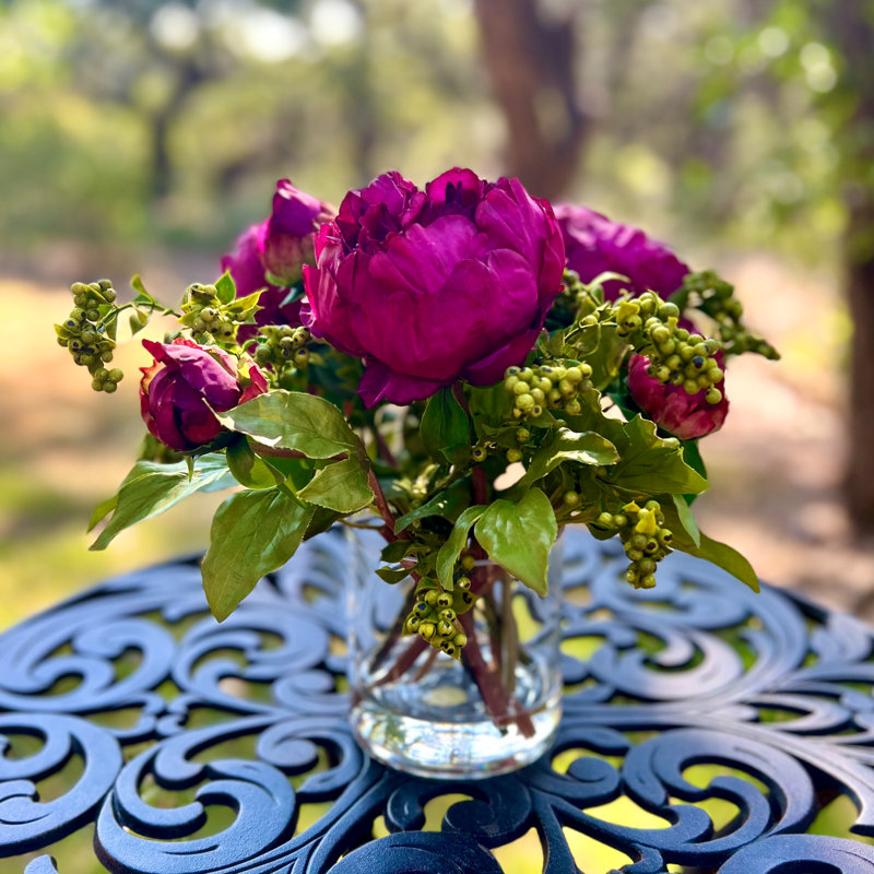 Arrangement de fausses pivoines dans un vase, Rouge
