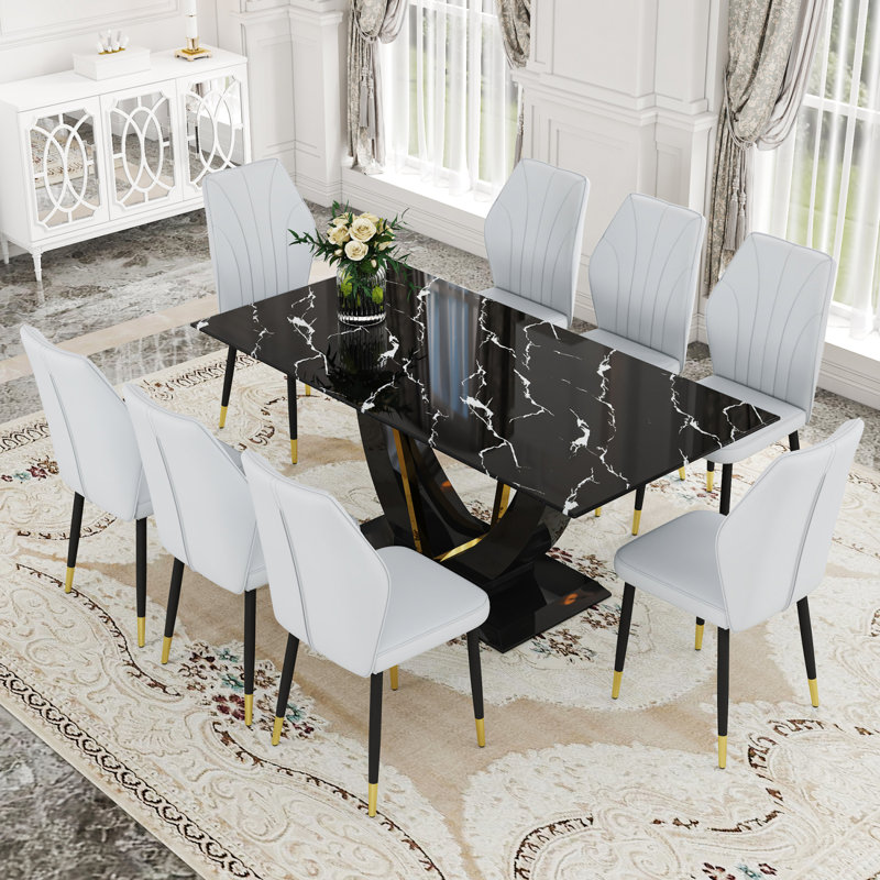 Ensemble de salle à manger en verre trempé à motif de marbre noir - 71 po x 35,4 po avec 8 chaises en polyuréthane gris clair avec un dossier élargi.