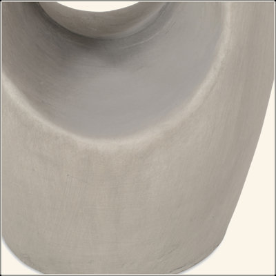 Table d'appoint chic en béton pour un décor extérieur élégant, rehaussant l'attrait visuel