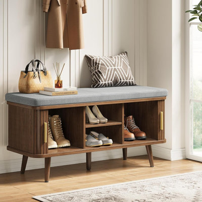 Banc de rangement pour chaussures avec coussin, portes coulissantes cannelées, compartiments ouverts et pieds en bois massif