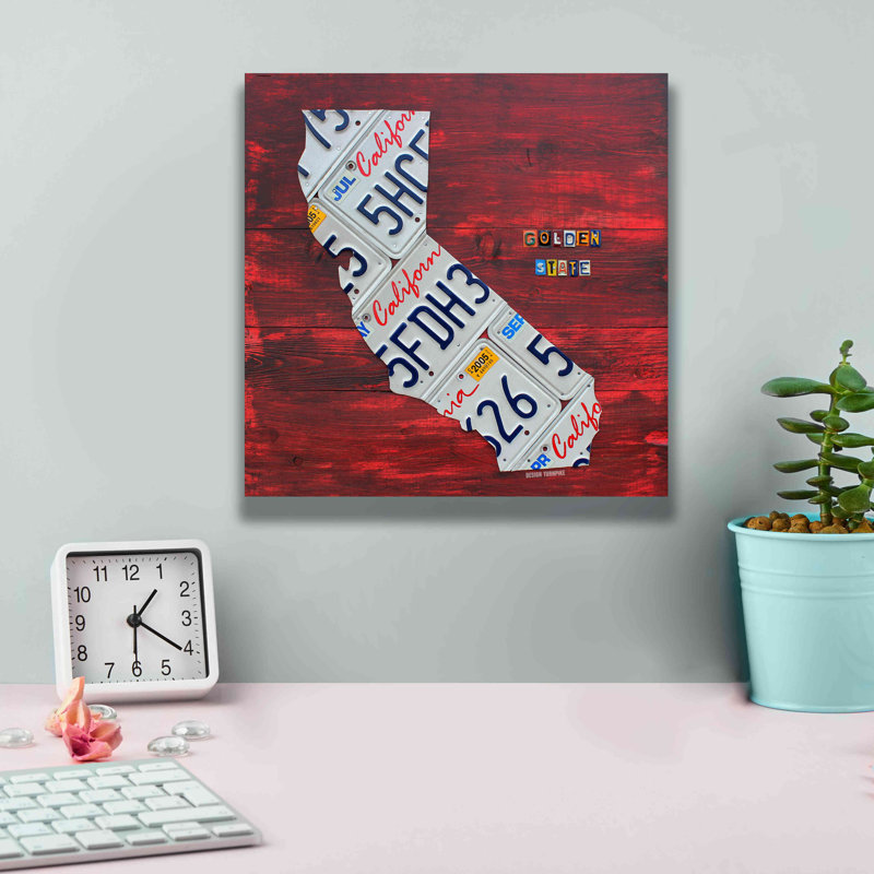 «California Licence Plate Map Red» par Design Turnpike, H 12 po x l 12 po x P 0,75 po