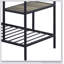 Îlot de cuisine en chêne rustique et finition noire avec tablettes ouvertes, parfait pour le rangement et le style dans les cuisines modernes