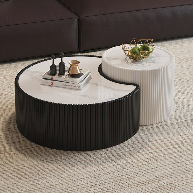 Table basse moderne en cuir fritté clair avec dessus en pierre de forme irrégulière pour salon (chaque plateau de table possède un motif gris unique)