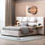 Grand lit plateforme avec revêtement beige et ports de sortie, tablettes de rangement latérales, lit en velours à structure, deux prises de rangement de chevet, tête de lit, avant-gardiste