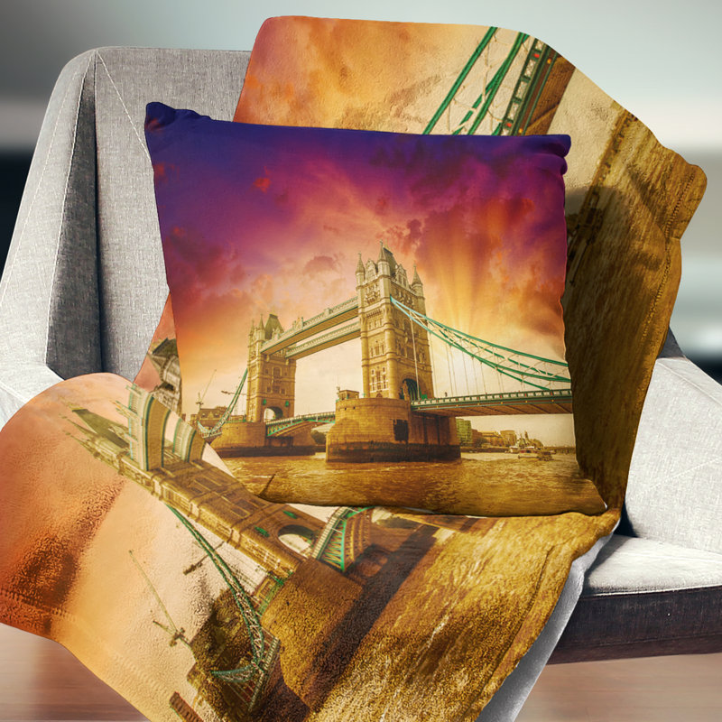 Tower Bridge in Its Magnificence - Coussin imprimé paysage urbain, 18 po x 18 po, Oreiller européen