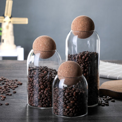 Organisez votre garde-manger, votre cuisine ou votre station café avec cet élégant ensemble de pots de rangement en verre. Combinant une esthétique épurée et minimaliste avec une fonctionnalité pratique, ces pots gardent vos aliments secs frais, visibles et élégamment confinés.