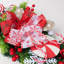 Guirlande de Noël avec guirlande de Noël en forme de larme et couronne de feuilles vertes