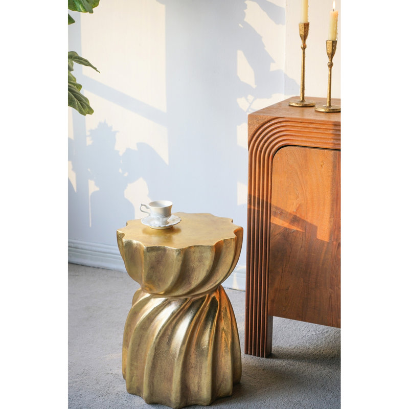 Tabouret d'appoint en magnésium doré avec des détails de tourbillon artistique moderne, idéal pour divers décors de maison 14 x 14 x 18,7 pouces, une option de présentation élégante et pratique