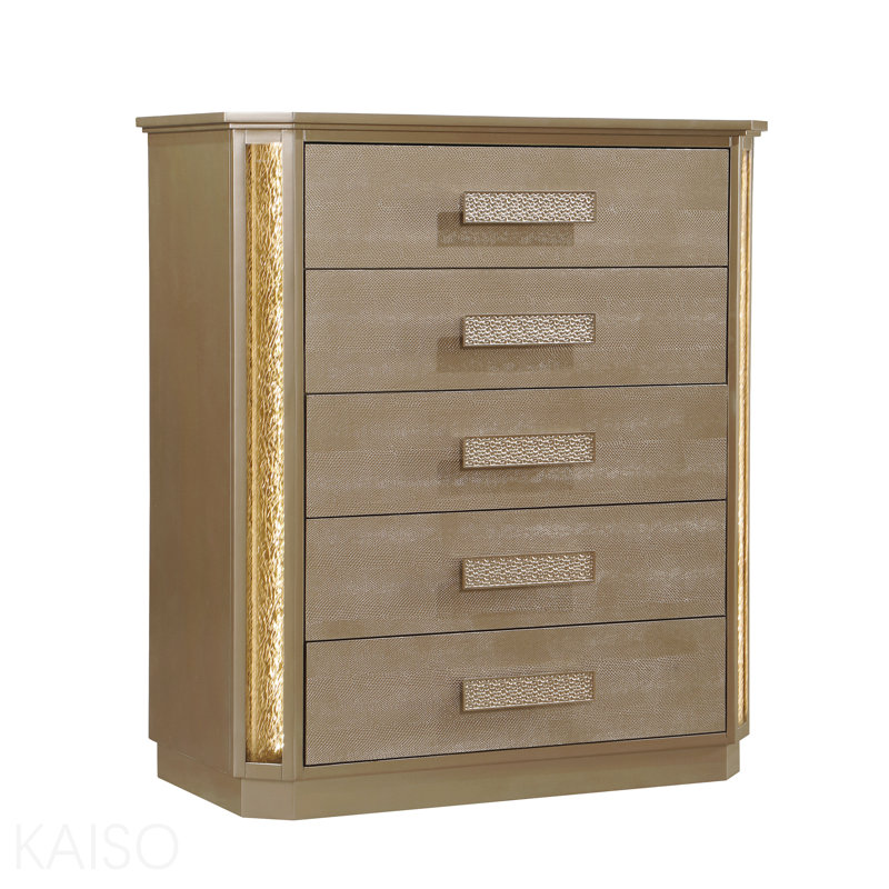Commode en bois doré