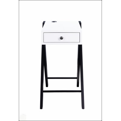 Table d'appoint Fierce blanc et noir avec port USB intégré pour une vie moderne et fonctionnelle