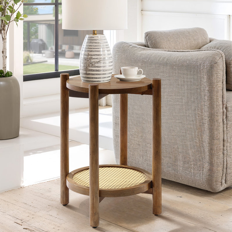 Table d'appoint en bois de pin et bois aggloméré au fini châtaignier avec tablette en rotin