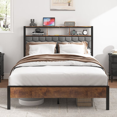 Structure de lit double pleine grandeur en métal et en bois, avec chevet avec 2 ports USB, une tête de lit à tablette rétro pratique, grande plateforme en bois sous la boîte de rangement pour la taille, spacieuse et confortable