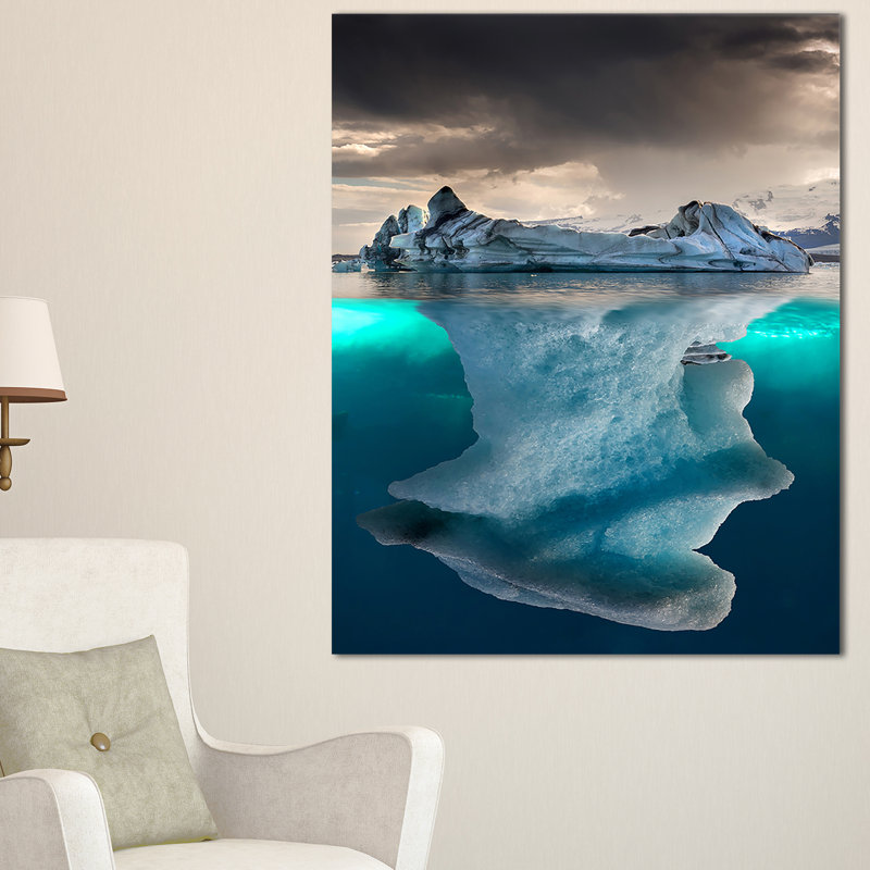 «Large Iceberg in Sea», reproduction de photo sur toile, H 32 po x l 16 po x P 1 po, Toile tendue