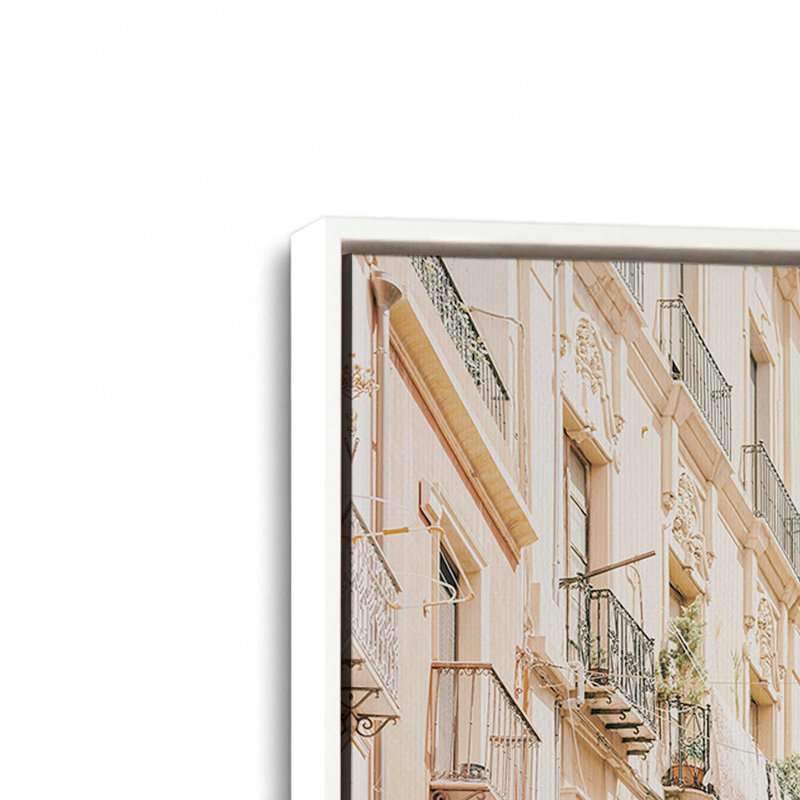 Alleyway Allure, reproduction sur toile, H 24,75 po x l 36,75 po x P 1,75 po, Cadre opaque blanc, 1