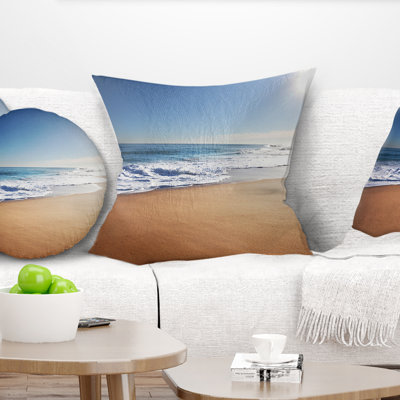Seascape de plage calme sous un coussin soleil vif